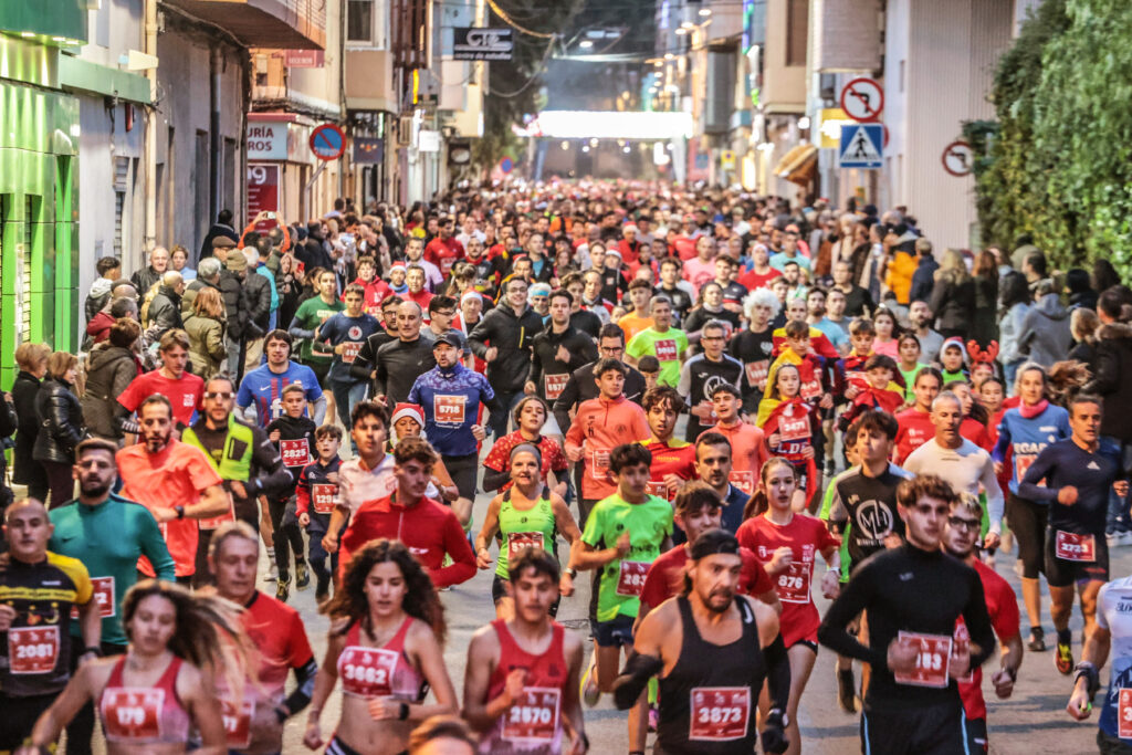 Cada 31 de diciembre se celebra la multitudinaria San Silvestre de Elda. Jesús Cruces