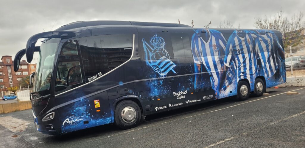 Imagen del autobús de la Real Sociedad a su llegada a Elda. A. J.